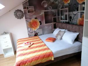 a bedroom with a bed with a flower wall at Apartman Slavica in Nova Varoš