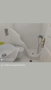 Um banheiro em Mykonos Rooms