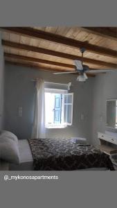 聖史蒂芬諾的住宿－Mykonos Rooms，一间卧室设有一张床和一个窗口