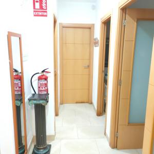 a hallway with a fire extinguisher in front of a door at Apartamento en el centro in Reus