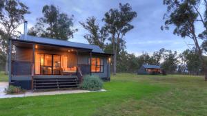 a small house with a view of the backyard at Quaffers on Storm King in Stanthorpe