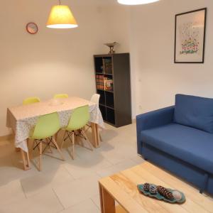 sala de estar con mesa y sofá azul en Apartamento en el centro, en Reus