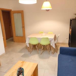 comedor con mesa y sillas en Apartamento en el centro, en Reus