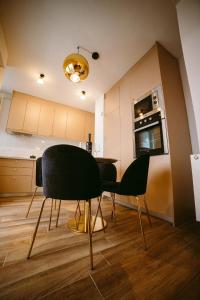 cocina con mesa y sillas en una habitación en Apartman Gold, en Slavonski Brod