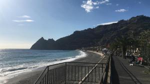 una playa con una valla junto al océano en Taormina Sea house, en SantʼAlessio Siculo