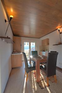uma sala de jantar com uma mesa de madeira e cadeiras em Apartments Pean em Tivat