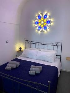 波利尼亞諾阿馬雷的住宿－Via Roma 181，一间卧室配有一张大床和两条毛巾