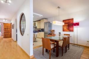 a kitchen and dining room with a table and chairs at Casa Tatiana in Acantilado de los Gigantes