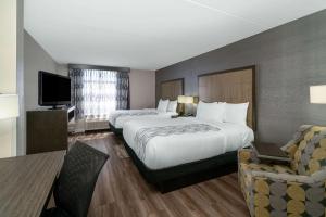 Postel nebo postele na pokoji v ubytování La Quinta by Wyndham Raleigh Downtown North + 26 fotografií