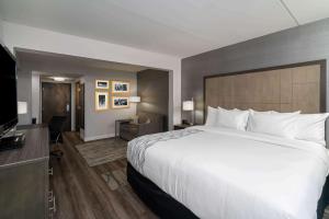 Postel nebo postele na pokoji v ubytování La Quinta by Wyndham Raleigh Downtown North