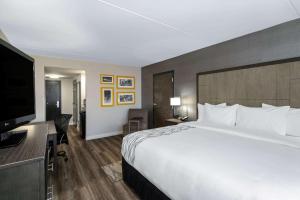 Postel nebo postele na pokoji v ubytování La Quinta by Wyndham Raleigh Downtown North