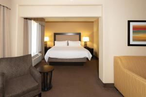 Holiday Inn Express Hotel & Suites Jacksonville Airport, an IHG Hotel tesisinde bir odada yatak veya yataklar