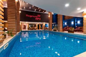 Swimmingpoolen hos eller tæt på Regnum Bansko Ski Hotel & SPA