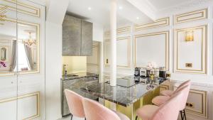Gallery image of Luxury 2 bedroom Apartment - Eiffel Tower in Paris