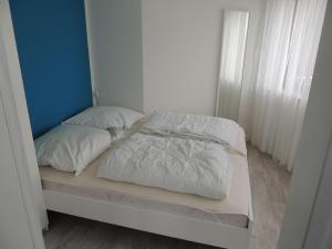 シャルボイツにあるSeeburg-Seeblick-Str-125のベッドルーム1室(白いシーツと枕のベッド2台付)