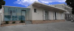 uma casa com uma fachada azul e branca em B&B Castelluccio em Villafranca Tirrena