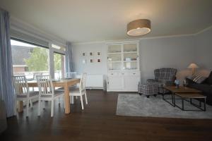 sala de estar con mesa de comedor y sillas en Apartment-22-Han-012, en Scharbeutz
