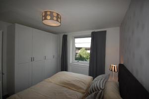 - une petite chambre avec un lit et une fenêtre dans l'établissement Apartment-22-Han-012, à Scharbeutz