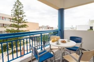d'un balcon avec une table, des chaises et un sapin de Noël. dans l'établissement Ibiscos Garden Hotel, à Réthymnon