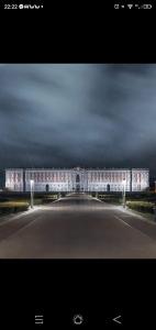 een groot wit gebouw met veel ramen bij Sweet Dream in Caserta +36 foto's