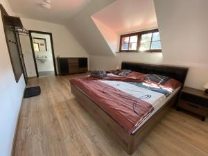 1 dormitorio con 1 cama grande en el ático en Penzion U Adama en Karlštejn