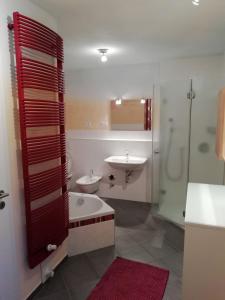ein Bad mit einem Waschbecken, einem WC und einer Dusche in der Unterkunft Weinhaus Paradies in Neustadt an der Weinstraße