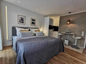1 dormitorio con 1 cama grande con manta azul en RhePi-Apartment, en Essen