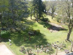 an overhead view of a garden with statues in the grass at The Originals Boutique, Hôtel Terminus, Bourg-en-Bresse Gare (Qualys-Hotel) in Bourg-en-Bresse