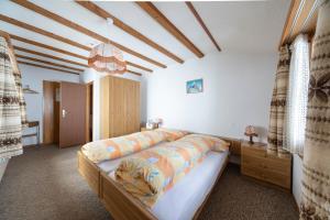 sypialnia z dużym łóżkiem w pokoju w obiekcie Berghotel Gaffia w mieście Wangs