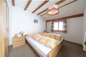 a bedroom with a bed and a window at Berghotel Gaffia in Wangs