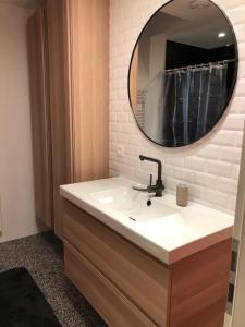 een badkamer met een wastafel en een spiegel bij Lovely Home 1, with private terrace and Whirlpool,4-6 pers in Bullange