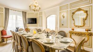 Ресторант или друго място за хранене в Luxury 6 Bedroom 5 bathroom Palace Apartment - Louvre View