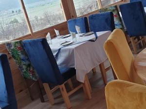 Ferme D’hôte La Vallée tesisinde bir restoran veya yemek mekanı