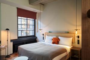 汉堡hood house的一间卧室,配有一张大床和一扇窗户。