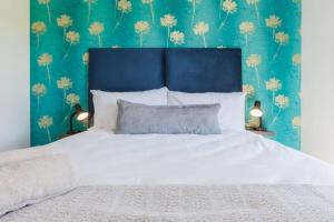 Een bed of bedden in een kamer bij Alimama Spaces: The Green Park Haven 1