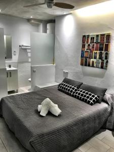 Un dormitorio con una cama con dos toallas encima. en Tarifa Bed and Center, en Tarifa