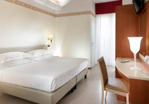 A bed or beds in a room at Hotel Bikini