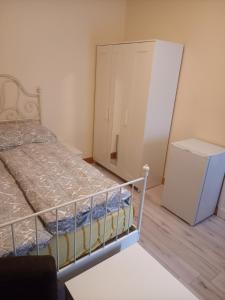 Dormitorio pequeño con cama y nevera en Monteurzimmer Lützow, en Lübeck