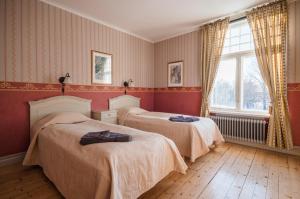Säng eller sängar i ett rum på Melderstein Herrgård