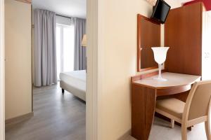 A bed or beds in a room at Hotel Bikini