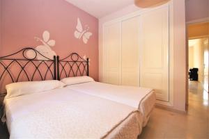 Posteľ alebo postele v izbe v ubytovaní Estepona Port Apartment OLIVIAN