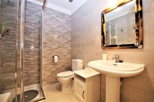 Kúpeľňa v ubytovaní Estepona Port Apartment OLIVIAN