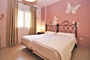 Postel nebo postele na pokoji v ubytování Estepona Port Apartment OLIVIAN + 16 fotografií