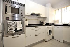 Kuchyňa alebo kuchynka v ubytovaní Estepona Port Apartment OLIVIAN