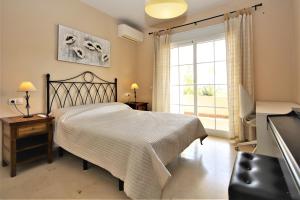 Posteľ alebo postele v izbe v ubytovaní Estepona Port Apartment OLIVIAN