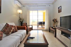 TV a/nebo společenská místnost v ubytování Estepona Port Apartment OLIVIAN