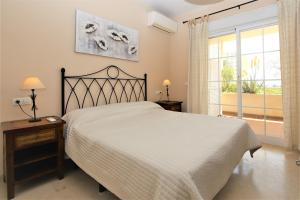 Posteľ alebo postele v izbe v ubytovaní Estepona Port Apartment OLIVIAN