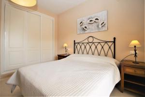 Posteľ alebo postele v izbe v ubytovaní Estepona Port Apartment OLIVIAN