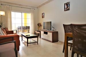 Televízia a/alebo spoločenská miestnosť v ubytovaní Estepona Port Apartment OLIVIAN