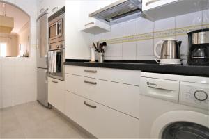 Kuchyňa alebo kuchynka v ubytovaní Estepona Port Apartment OLIVIAN